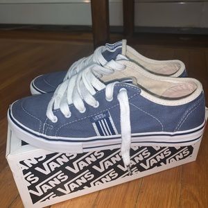 VANS Wellesley Low blue navy white rare discontinued style OG box included